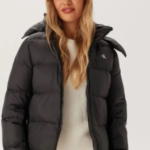 Svart pufferjacka från Calvin Klein - Svart vinterjacka från Calvin Klein. Har används under 1 vinter och är som ny, nypriset låg på 3600 och säljer för 2500 - 3000 beror på snabb affär eller inte. Som sagt priset kan diskuteras. Tveka inte på att höra av dig vid frågor❤️
