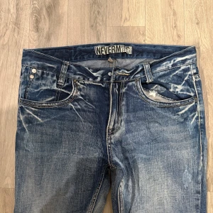 Jeans med sjuk fade/tvätt - Sjukt snygga blåa jeans med sjuk fade/tvätt i storlek W32/L32 i fint skick. Ända defekten är att knappen är borta men jeansen har dragkedja så dom kan användas utan problem! Mått - Midja: 43,5cm, Benlängd: 98,5cm. Hör av dig vid funderingar!🤩