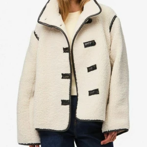 Höst/vinterjacka - Jättemysig beige höst/vinter teddyjacka. Jackan har hög krage, och är lite ”loose” i passformen. Den är i nyskick aldrig använd med lappar kvar. Nypris 999kr!