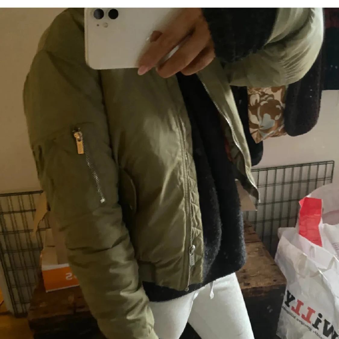 Grön bomberjacka med orange foder