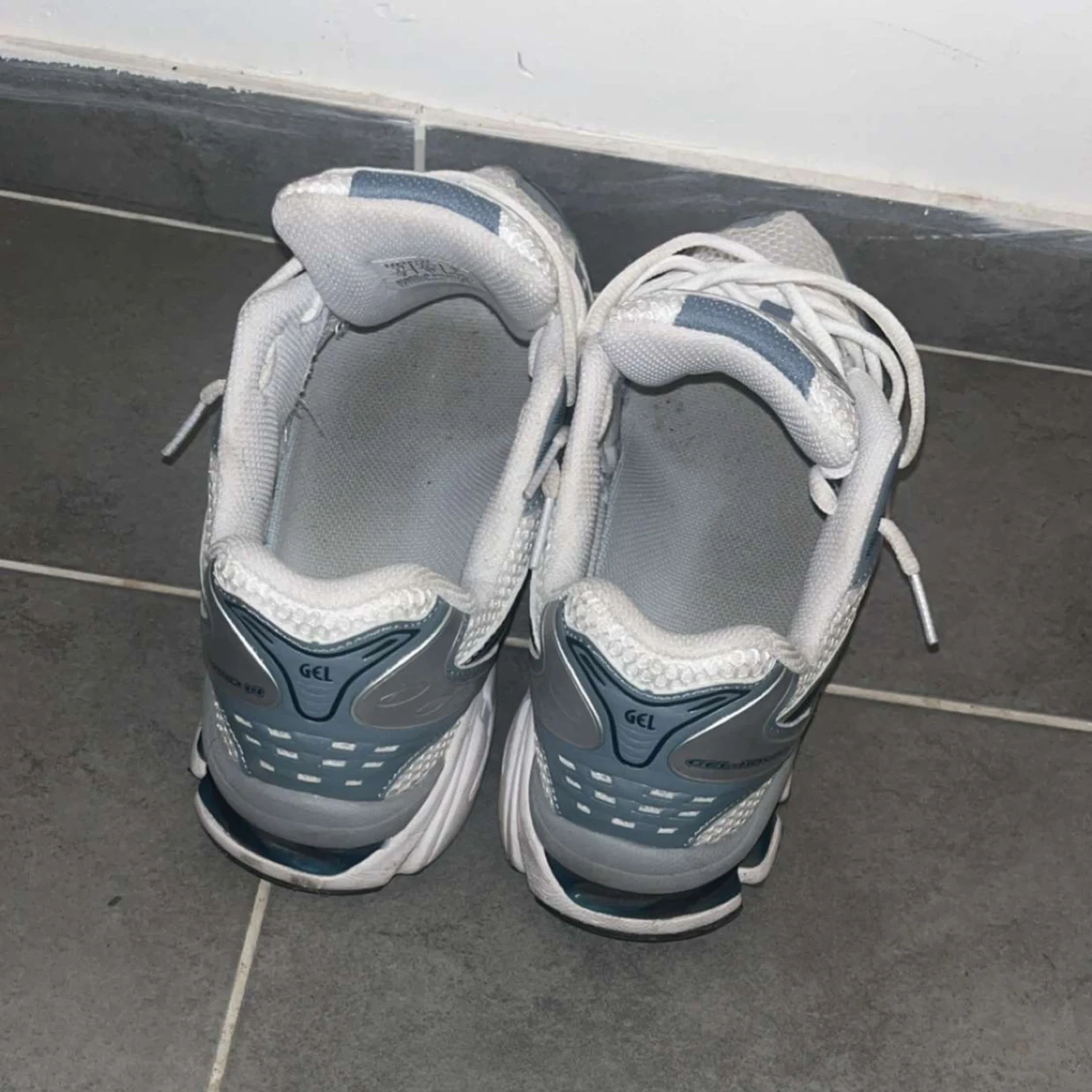 Vita och grå Asics sneakers - 3