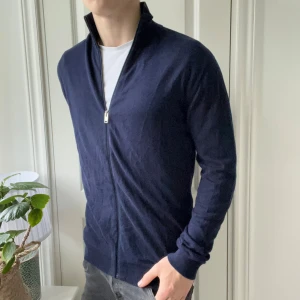 Selected home full zip L - Selected home full zip L i 100% bomull. Modellen är 180 cm 75 kg och passar honom bra! Inga defekter! Sjukt nice tröja 👍