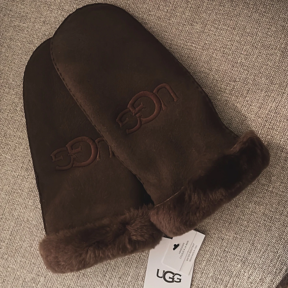Bruna pälsfodrade UGG-vantar