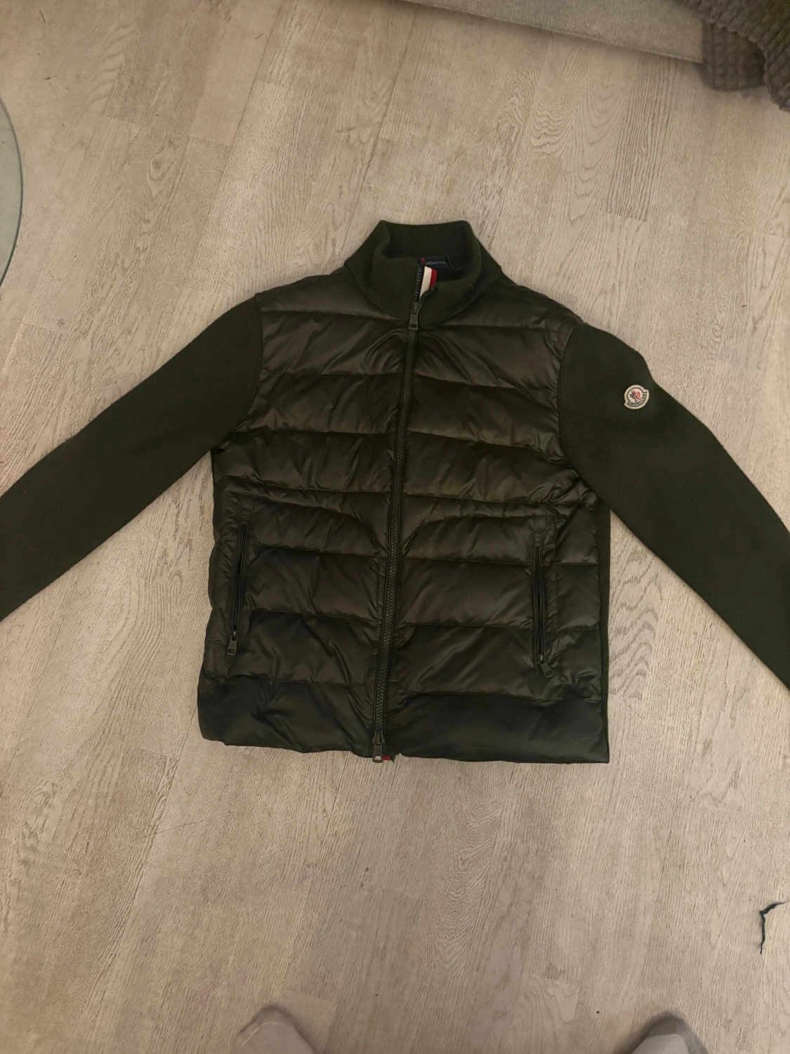Grön Moncler pufferjacka med stickade ärmar - 1
