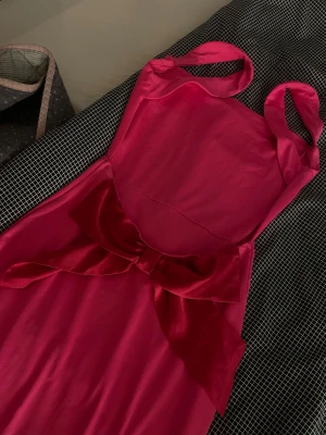 klänningar  - vacker klänning med kroppsform och en rosett bakom väldigt fin och elegant!❤️