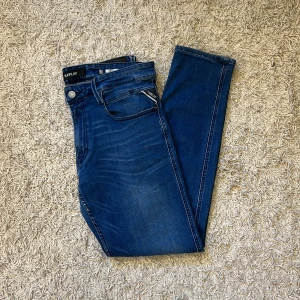 Replay anbass  -  Blåa Replay anbass | storlek: 33/32 | skicket är mycket bra utan defekter! | skriv vid intresse!🙌