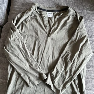 Gymshark tröja  - Säljer min Gymshark tröja då den blivit för liten för mig. Inte använd så mycket. 