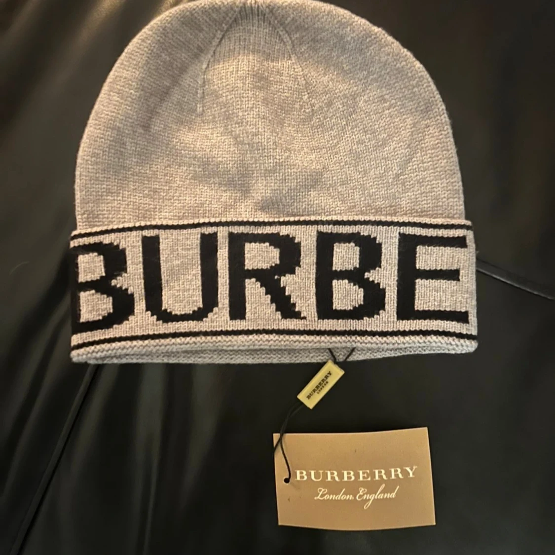 Grå Burberry mössa med logotyp - 1