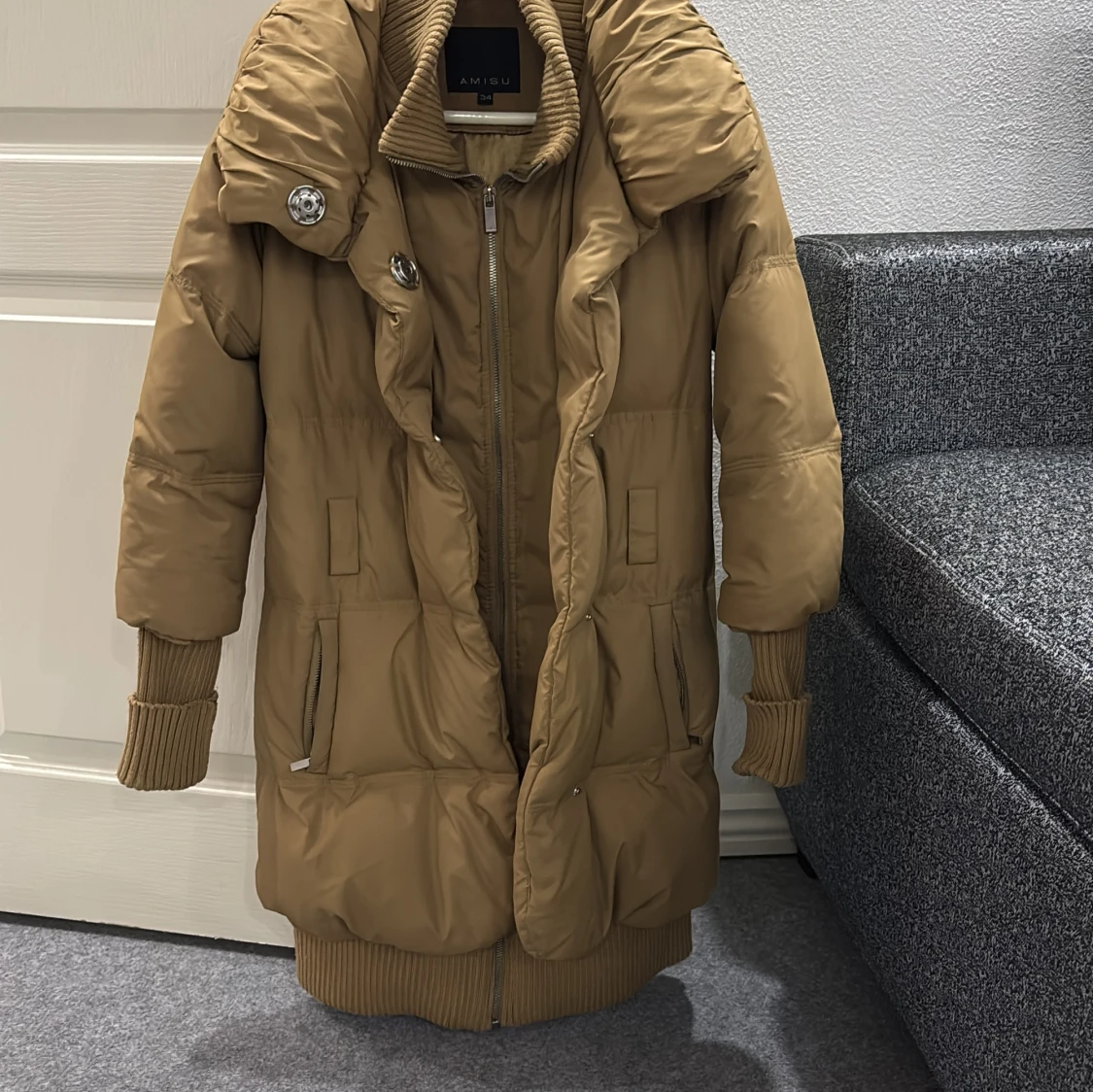 Beige pufferjacka från Amisu med bälte - 2