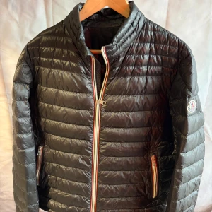 Moncler Daniel  - Sjukt fet Moncler jacka till hösten/vintern i storlek 3/M jackan är i sjukt fint skick utom ett litet litet hål bak som knappt syns✅ självklart äkta✅🤩