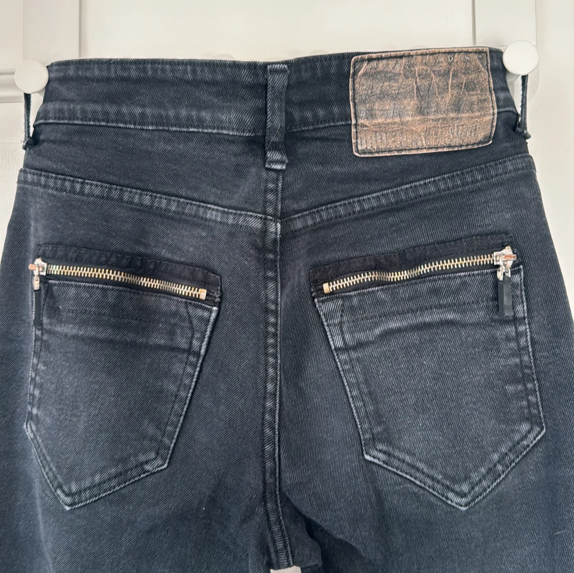 Svarta jeansbyxor från DRDenim modell mauser 101 - 4