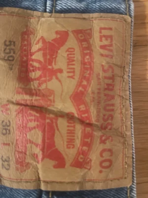 Levi's 569 blå jeans straight fit - Blå jeans från Levi's modell 569 med klassisk femficksdesign och rak passform. Jeansen har en ljus tvätt och är tillverkade i slitstarkt denimtyg. Perfekt för dig som gillar en avslappnad och tidlös stil.