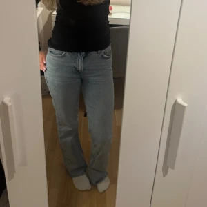 Jeans  - Sååå snygga jeans!! De är typ mid waist, köptes för några år sen så vet ej vilken modell de är💘💘