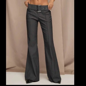 Gråa kostymbyxor  - Gråa kostymbyxor Lågmidjade med bälte storlek L aldrig använda 