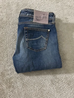 Jacob Cohen jeans - Säljer dessa otroligt feta Jacob Cohen jeans i 9,5/10 skick modell slim. Storlek: W30 fits storlek 30 och 31 Pris är diskuterbart ✅ Bara att höra av dig vid frågor! 5/5 reviews här på Plick ⭐ Fraktar samma dag 📦