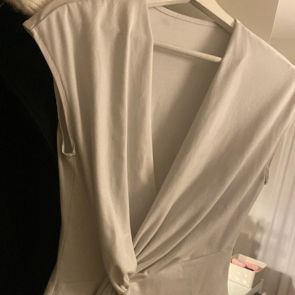 Vit omlottopp med knyt i midjan - 2