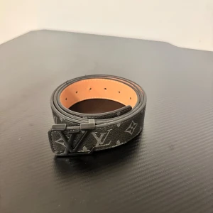 Svart normalt bälte - Snyggt bälte som e 120cm och är jätte unik och modern.