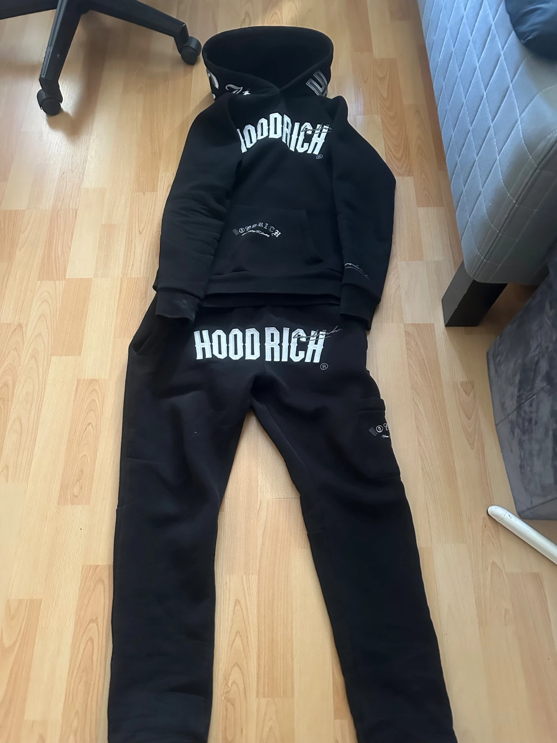 Svart Hoodrich hoodie och byxor med tryck