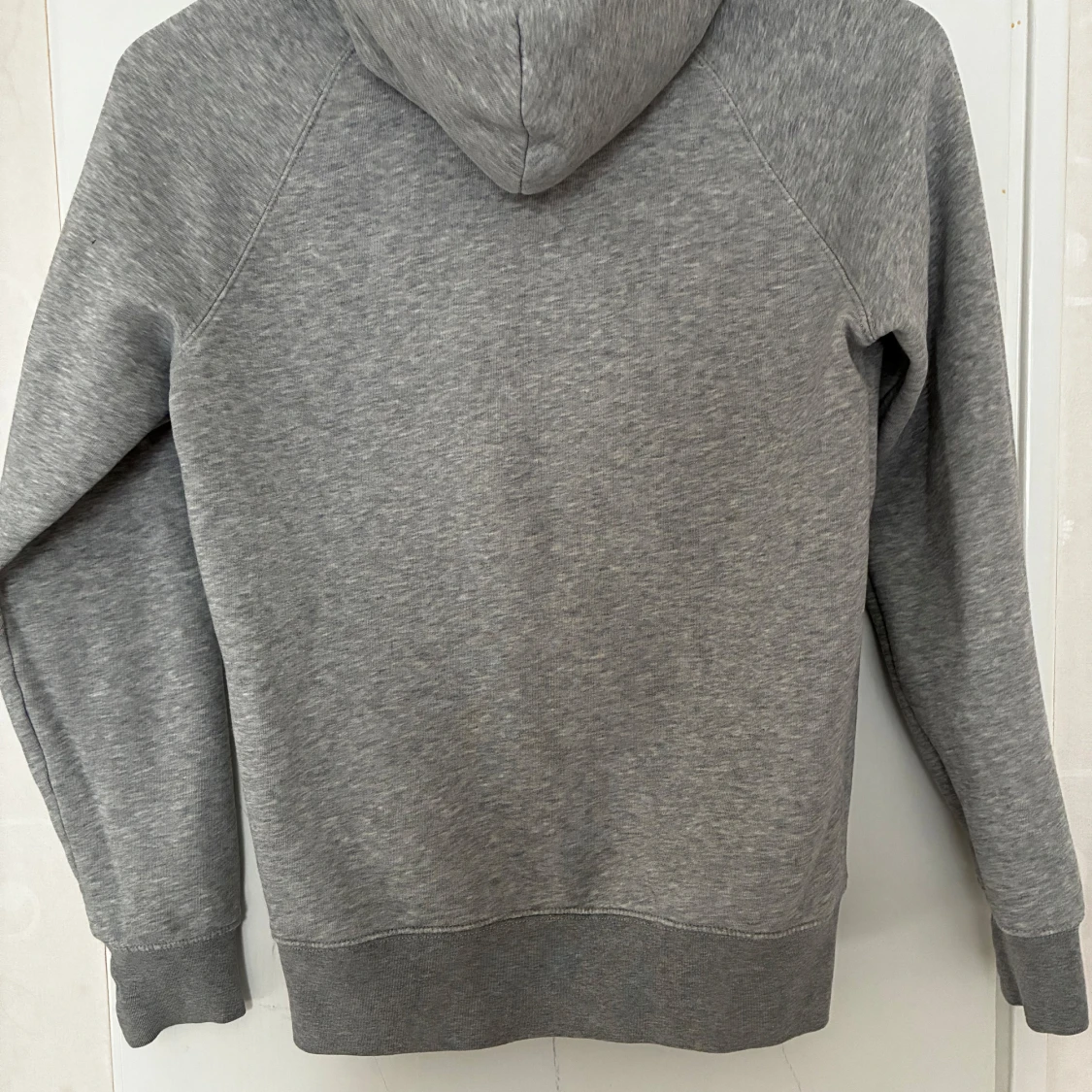 Grå hoodie från GANT  - 3