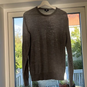 Grå tunn stickad tröja från Uniqlo - Säljer en grå tunn stickad tröja från Uniqlo i storlek M. Den är knappt använd och säljer för att den tyvärr är för stor.
