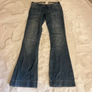 Blå bootcut jeans från Osay - Säljer mina lågmidjade bootcut jeans från osay då dom är för små, det är inga hål eller fläckar och är precis som nya