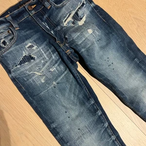 Nudie Jeans Lean Dean Worn Beyond - Nudie jeans lean dean ,skit feta slitningar och fades.Jäkligt ovanligt att man har såhär andvända jeans.Lagada på nudie jeans repair shop.Storlek 26/23 men passar 27-28/32