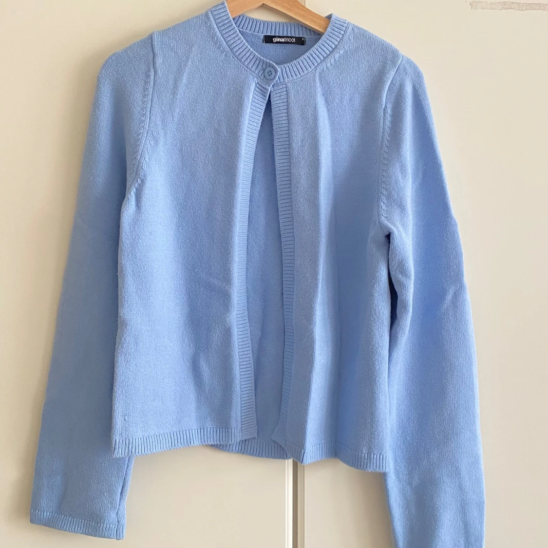 Ljusblå kofta från Gina Tricot