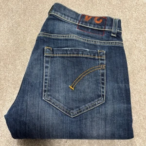Dondup George - Säljer dessa blås Dondup george, (slimfit). Jeansen är perfa skick, inga defekter. Size 34. Skriv vid funderingar!