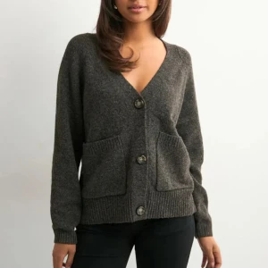 Kofta med knappar  - säljer denna brun / gråa stickade kofta från vero moda, nypris 449kr, använd 1 gång. 💕