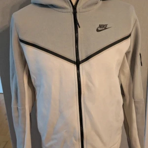 Nike Tech strl S - Fin Nike Tech Fleece i storlek S. Bra skick, dock några små märken på ena axeln.   Finns katt i hemmet.