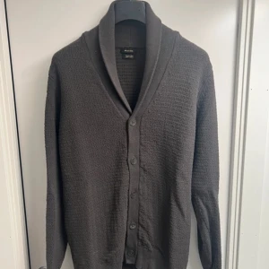 Grå kofta från Massimo Dutti - Grå Massimo Dutti cardigan| storlek M| skick 8/10 enligt min bedömning(inga defekter)| hör av er vid eventuella frågor / mallegarderoben