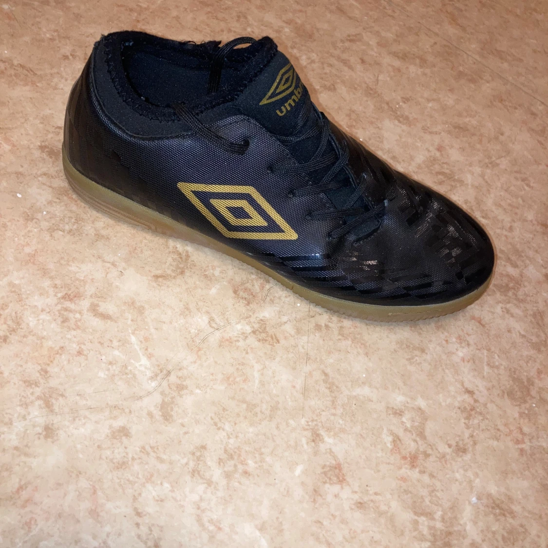 Svarta Umbro inomhus fotbollsskor med guldlogga - 2