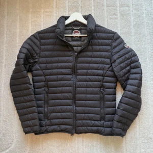 *Nyskick* Colmar Pufferjacka - En snygg Colmar puffer i nyskick! Storlek M men sitter betydligt mer som en S, passar perfekt om du är mellan 170-180cm lång. Tveka inte på att höra av er vid frågor eller funderingar!👊