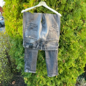 Replay svarta jeans, waist 30/34 - Snygga svarta Replay jeans med slitna detaljer och klassisk femficksmodell. Jeansen har raka ben och normal passform, med coola kontrastsömmar och Replay-logga på fickan. Perfekta för dig som gillar en avslappnad men stilren look.