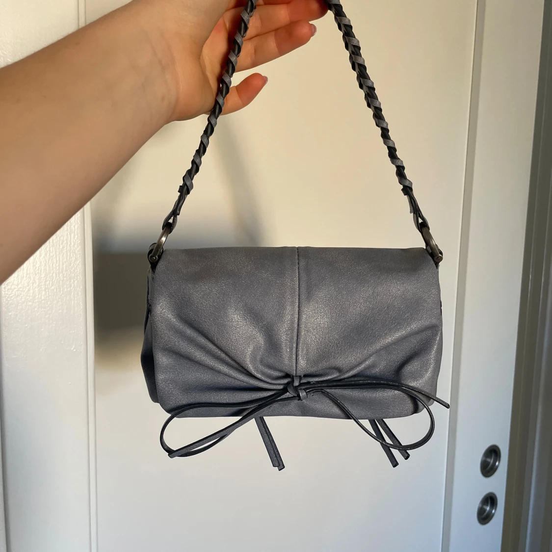 Grå axelväska med flätat handtag - 1