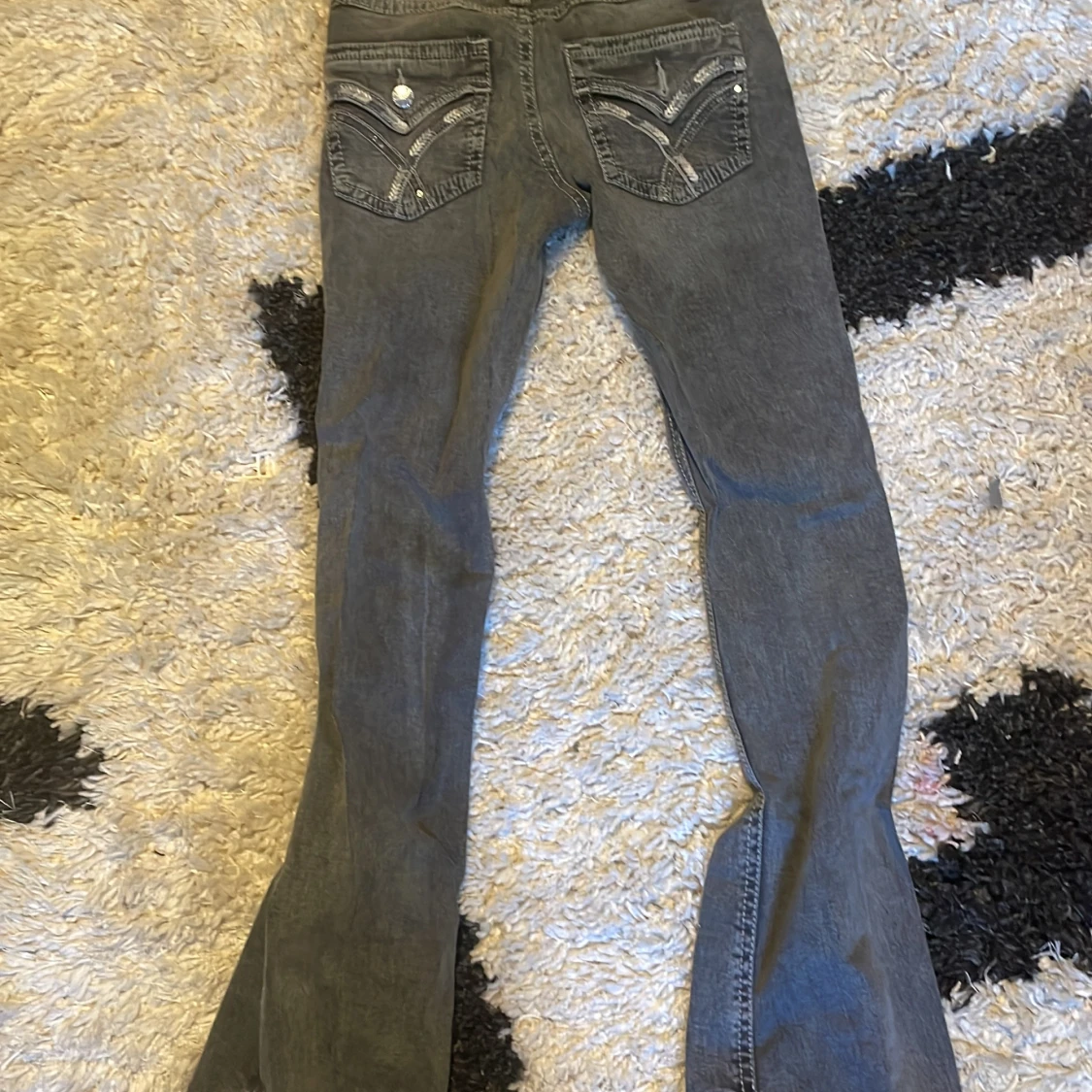 Grå bootcut jeans med detaljer - 2