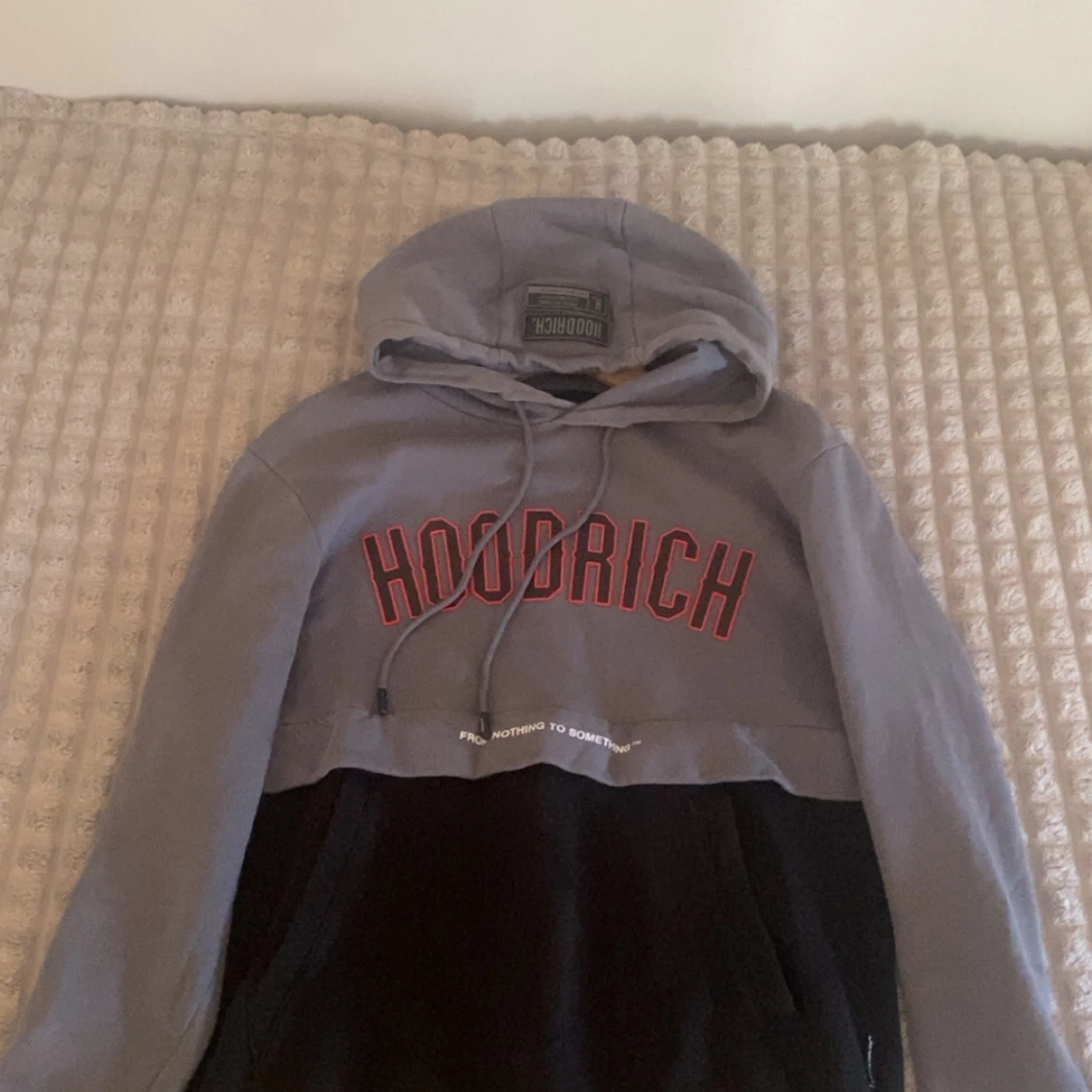 Grå och svart hoodie från Hoodrich