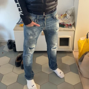 Jack and Jones - Säljer ett par riktigt feta jeans från Jack and Jones med slitningar, skriv om du har några frågor eller funderingar!!!
