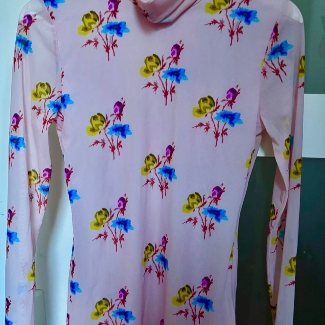 GANNI - ljusrosa långärmad topp med hög krage - 1