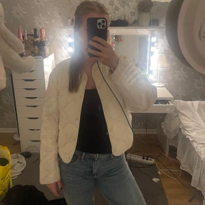 Jacka - Superfin jacka i storlek M, beige/vit