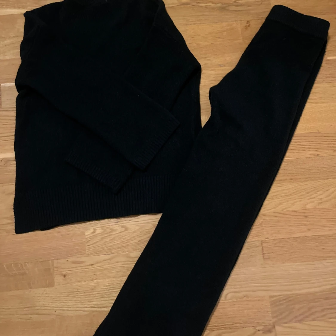 Svart stickad tröja med lång ärm