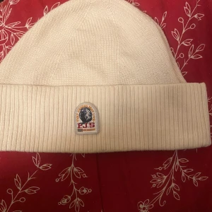 Beige ribbad mössa från Parajumpers - Fick den av min kompis och tvättade den idag men sminkfläckarna går inte bort😔
