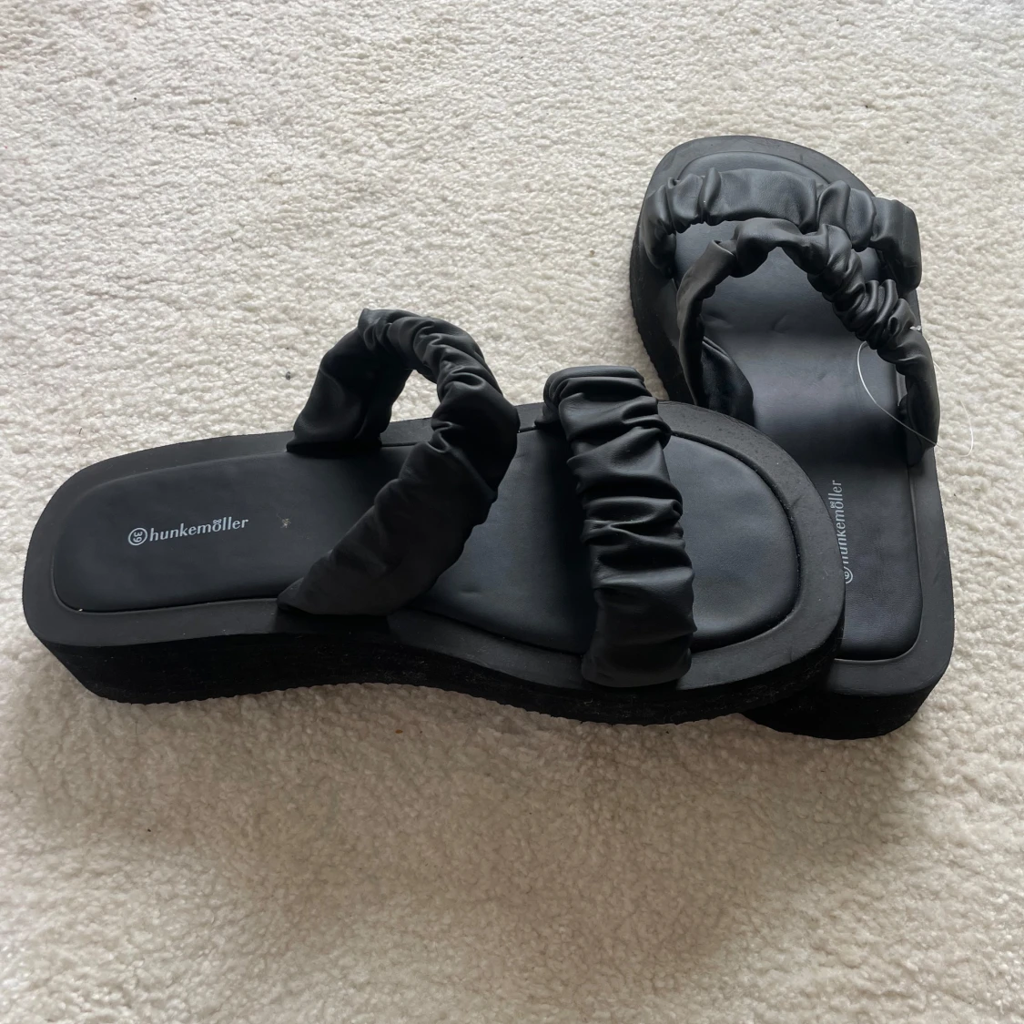 Svarta platåsandaler från Hunkemöller - 1