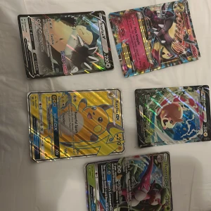 Pokémon GX och V samlarkort - Coolt set med sex glittrande Pokémon GX och V-kort, inklusive Snorlax, Raichu och fler favoriter! Perfekt för dig som älskar att samla, byta eller spela Pokémon. Korten har färgstarka motiv och är i stort format – ett måste för alla unga Pokémon-fans!