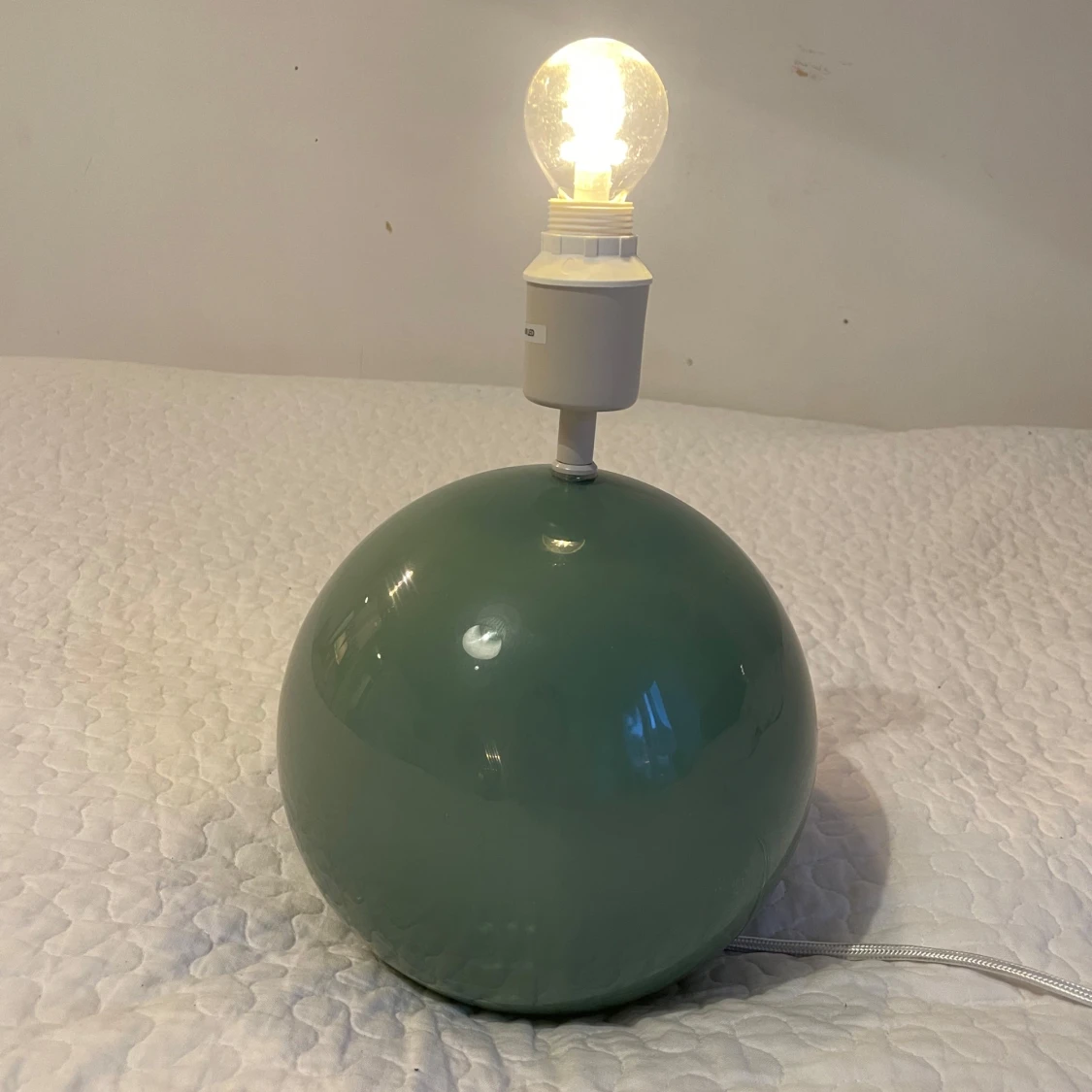 Grön bordslampa med rund fot