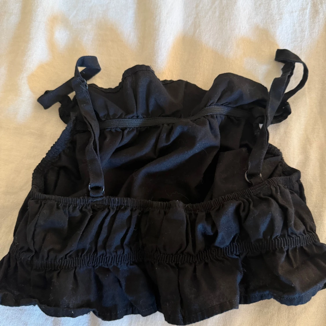 Svart volangig linnetopp från Divided - 1