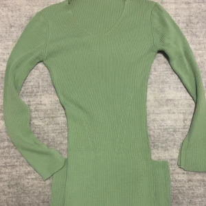Stickad klänning/dzianinowa sukienka🧶👗 - ✨2 fina klänningar – paketpris 150 kr!✨      Säljer dessa två klänningar för 150 kr tillsammans (eller 100 kr/styck om du köper en).                    Färg🎨 Grön & brun.                                         Storlek📏:One size                                          Skick♻️: Använd några gånger. Finns lite små noppor/knoppor på tyget, men inget som syns när man har dem på/ lägger märke till.              Pris💲: 150kr för båda (100kr/styck)