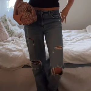Blå baggy/ wide jeans - Säljer ett par blå jeans med wide/baggy ben och slitna detaljer på både fram- och baksida. Jeansen har klassisk femficksdesign, normal midja och är tillverkade i denim. Från zara strl 36❤️❤️