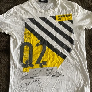 Dsquared t-shirt - Tja säljer nu denna tvär feta och unika dsquared t-shirten för ett väldigt bra pris, tröjan är helt ny och är i top skick. Ny pris är på runt 1000kr men säljer den för ett extremt bra pris så först till kvarn!😃 