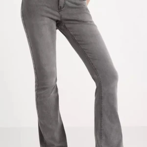 Flare jeans! - Endast testade! ☺️ i ett lite stretchigt jeansmaterial! I strl 170 men sitter ungefär som en s🩶 de är midwaist💗orginalpris: 349 kr🥰